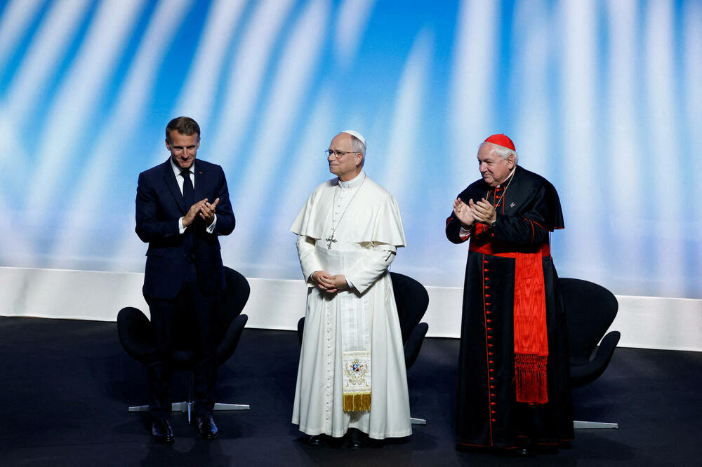 Makron, papa i kardinal Žan-Mark Avelin u kongresnom centru Robert Šuman u Mecu, Foto: Reuters