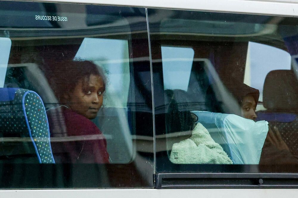Migranti autobusom napuštaju zonu za spasavanje u luci Kale u Francuskoj