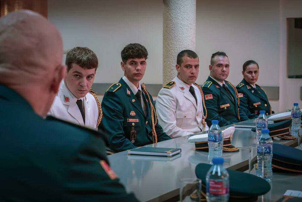 <p>Novi oficiri preuzimaju važnu odgovornost, ali i priliku da svojim znanjem, profesionalizmom i ličnim primjerom doprinesu jačanju Vojske Crne Gore, rekao je načelnik Generalštaba</p>