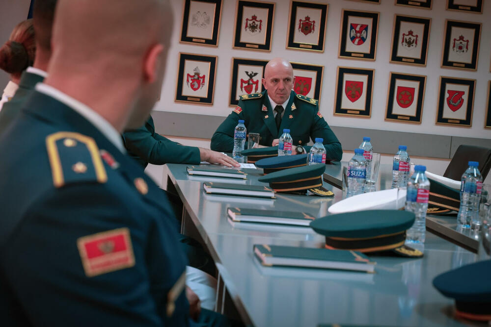 <p>Novi oficiri preuzimaju važnu odgovornost, ali i priliku da svojim znanjem, profesionalizmom i ličnim primjerom doprinesu jačanju Vojske Crne Gore, rekao je načelnik Generalštaba</p>