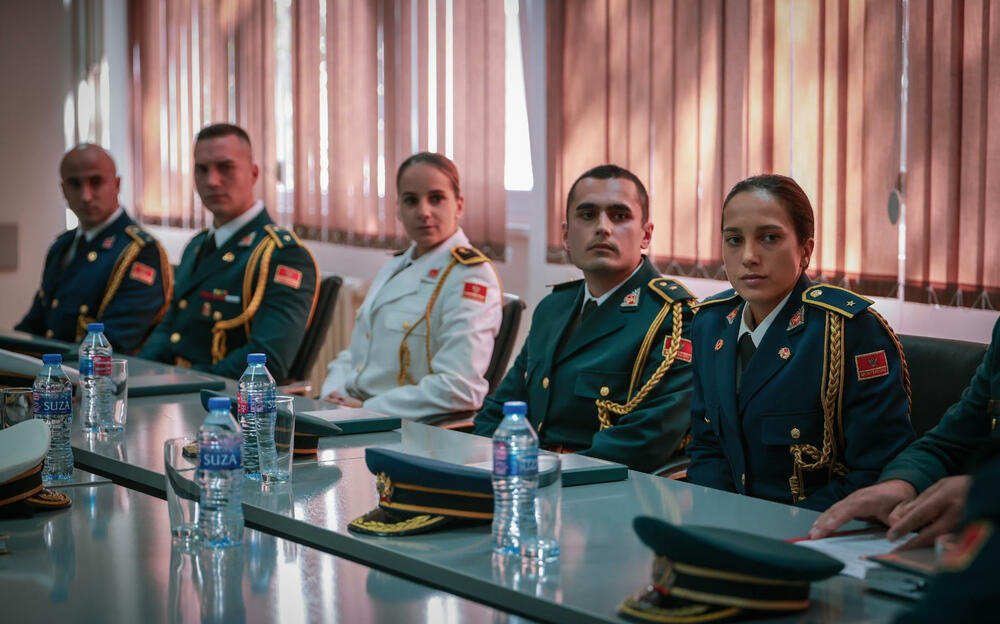 <p>Novi oficiri preuzimaju važnu odgovornost, ali i priliku da svojim znanjem, profesionalizmom i ličnim primjerom doprinesu jačanju Vojske Crne Gore, rekao je načelnik Generalštaba</p>