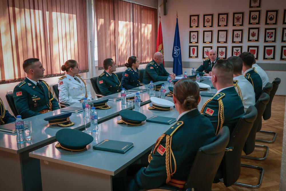 <p>Novi oficiri preuzimaju važnu odgovornost, ali i priliku da svojim znanjem, profesionalizmom i ličnim primjerom doprinesu jačanju Vojske Crne Gore, rekao je načelnik Generalštaba</p>