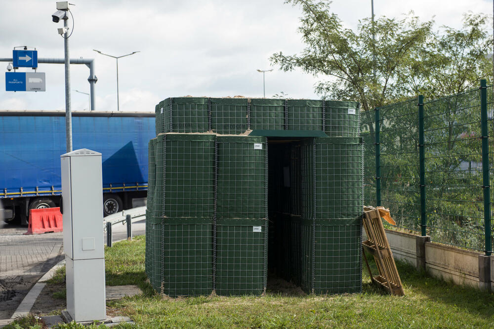 Bunker od vreća s pijeskom služi kao sklonište graničarima na prelazu Dorohusk-Jagodin