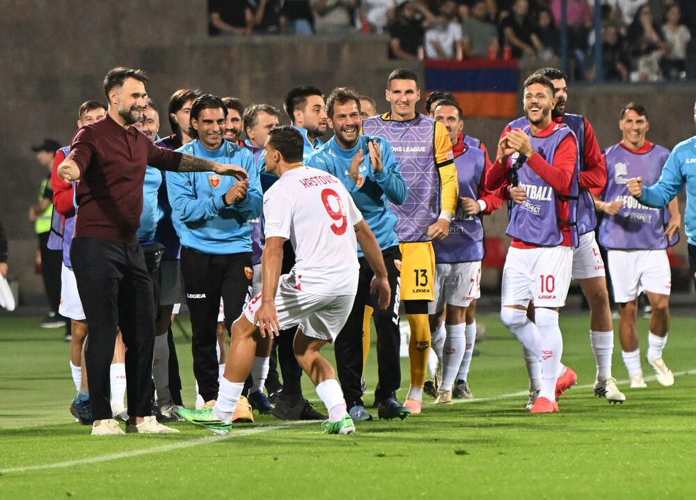 <p>Crnogorski fudbaleri igraju protiv Jermenije u Kahstanu meč drugog kola Lige nacija.</p>  <p>Neke kadrove iz prvog poluvremena, uključujući i slavlja naših fudbalera kod dva gola, pogledajte u foto-galeriji.</p>