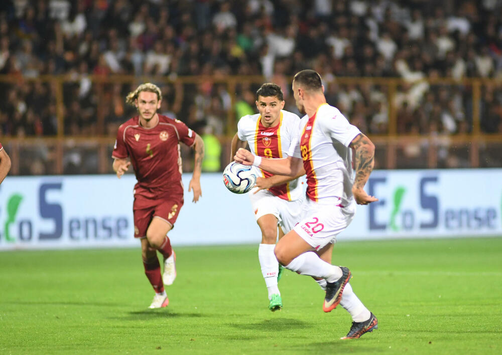 <p>Crnogorski fudbaleri pobijedili su Jermeniju u Jerevanu 3:2, u meču drugog kola Lige nacija.</p>  <p>Neke kadrove iz oba poluvremena, uključujući i slavlja naših fudbalera kod sva tri gola, pogledajte u foto-galeriji.</p>
