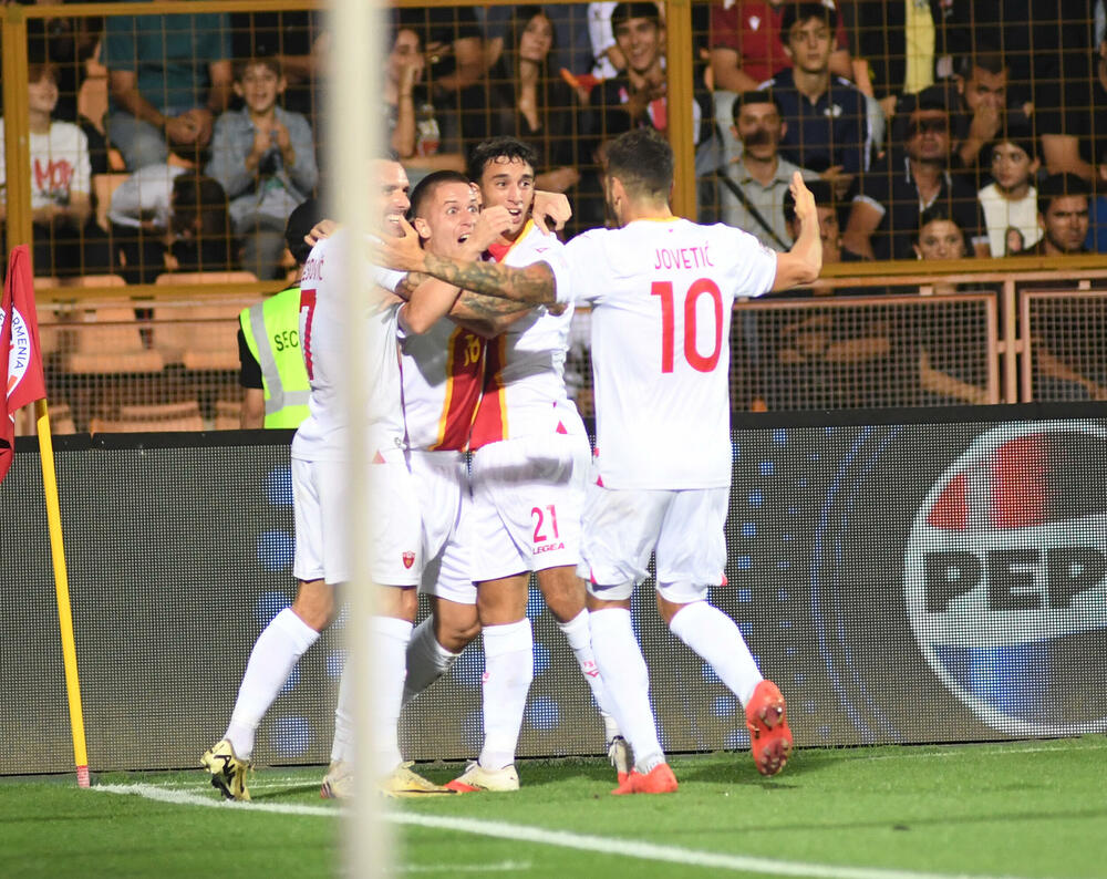 <p>Crnogorski fudbaleri pobijedili su Jermeniju u Jerevanu 3:2, u meču drugog kola Lige nacija.</p>  <p>Neke kadrove iz oba poluvremena, uključujući i slavlja naših fudbalera kod sva tri gola, pogledajte u foto-galeriji.</p>