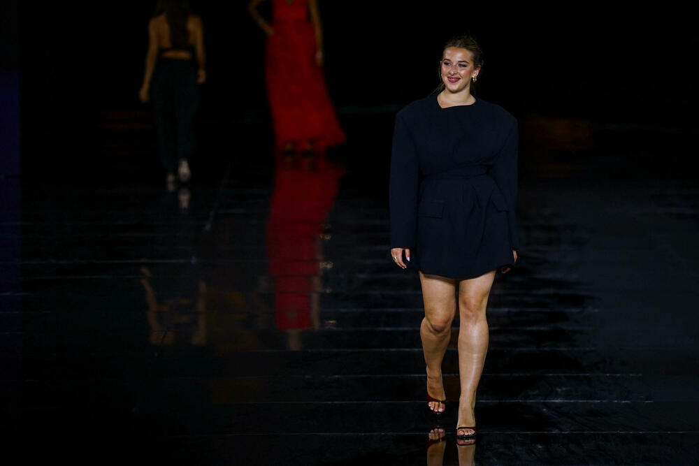 <p>Na reviji, održanoj na početku Pariske nedjelje mode, pistom su, uz osvijetljeni Ajfelov toranj u pozadini, prošetale manekenke Kendal Džener i Hajdi Klum, glumice Endi Mekdauel i Filipin Leroa-Bolije, kao i američka olimpijska skijašica Lindzi Von i italijanska paraolimpijka Beatriće Vio</p>