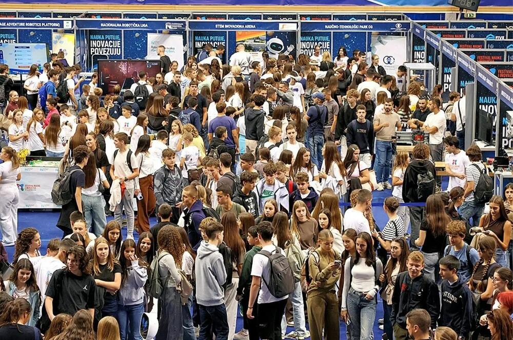 <p>Bar je od 22. do 24. septembra bio domaćin Festivala nauke i inovacija 2026, koji su organizovali Ministarstvo prosvjete, nauke i inovacija (MPNI) i kompanija Five Group, pod sloganom &bdquo;Nauka putuje, inovacije povezuju&ldquo;. Tokom tri dana okupio je učenike iz svih krajeva zemlje, istraživače, inovatore, obrazovne ustanove i institucije. Posebnu pažnju publike privukli su roboti, vještačka inteligencija, virtuelna realnost i brojni interaktivni eksperimenti.</p>