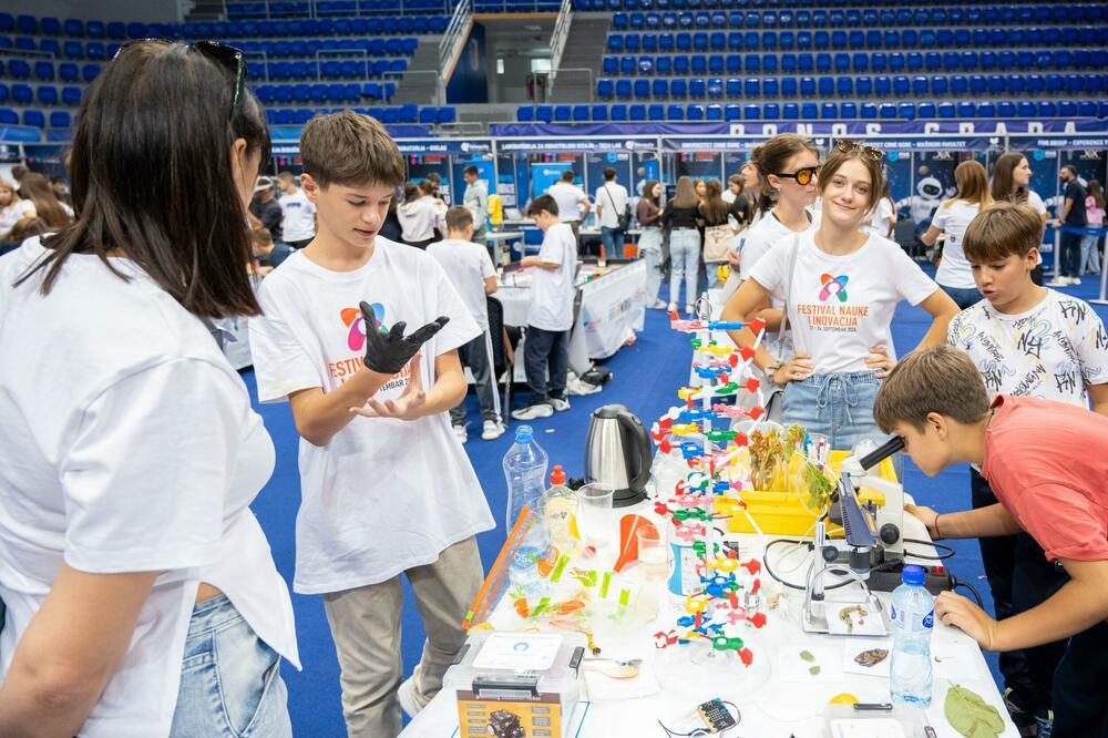 <p>Bar je od 22. do 24. septembra bio domaćin Festivala nauke i inovacija 2026, koji su organizovali Ministarstvo prosvjete, nauke i inovacija (MPNI) i kompanija Five Group, pod sloganom &bdquo;Nauka putuje, inovacije povezuju&ldquo;. Tokom tri dana okupio je učenike iz svih krajeva zemlje, istraživače, inovatore, obrazovne ustanove i institucije. Posebnu pažnju publike privukli su roboti, vještačka inteligencija, virtuelna realnost i brojni interaktivni eksperimenti.</p>
