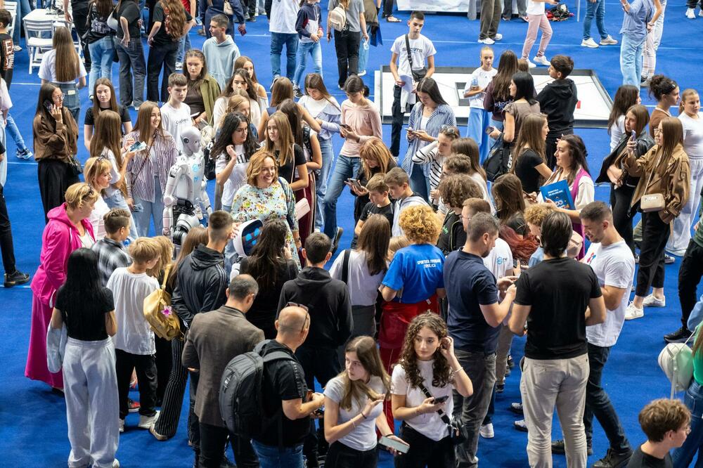 <p>Bar je od 22. do 24. septembra bio domaćin Festivala nauke i inovacija 2026, koji su organizovali Ministarstvo prosvjete, nauke i inovacija (MPNI) i kompanija Five Group, pod sloganom &bdquo;Nauka putuje, inovacije povezuju&ldquo;. Tokom tri dana okupio je učenike iz svih krajeva zemlje, istraživače, inovatore, obrazovne ustanove i institucije. Posebnu pažnju publike privukli su roboti, vještačka inteligencija, virtuelna realnost i brojni interaktivni eksperimenti.</p>