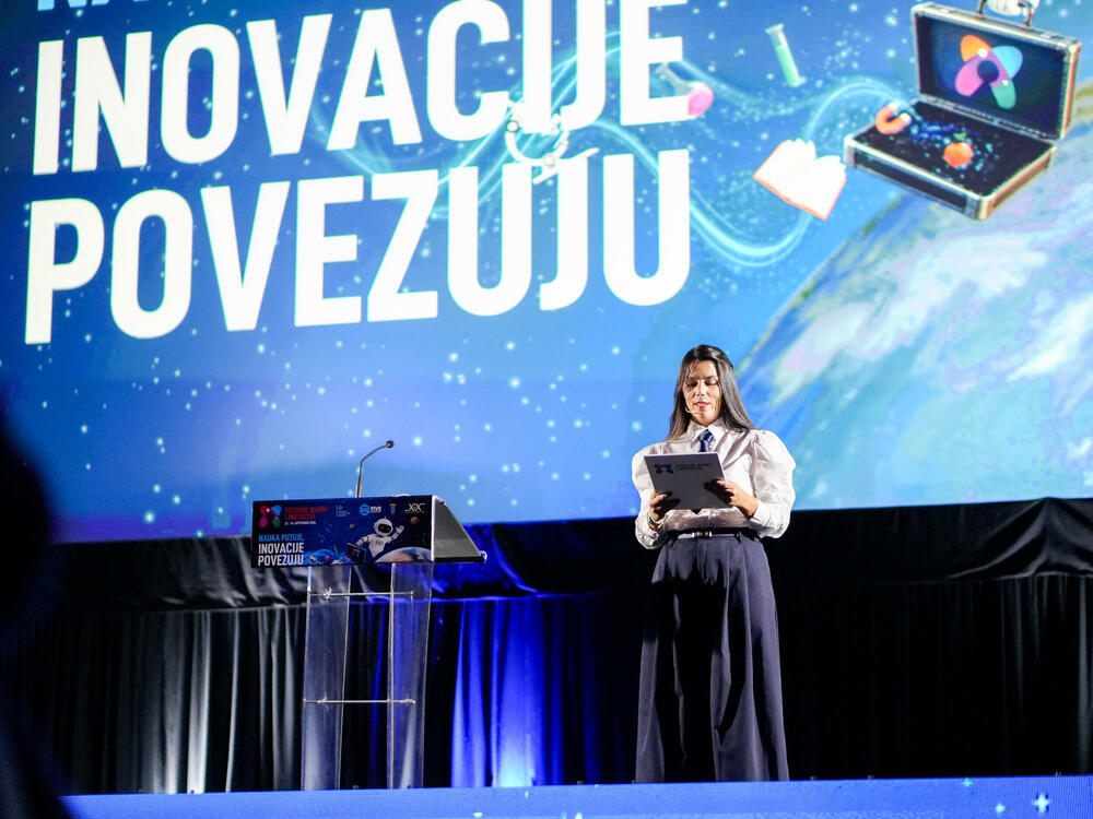 <p>Bar je od 22. do 24. septembra bio domaćin Festivala nauke i inovacija 2026, koji su organizovali Ministarstvo prosvjete, nauke i inovacija (MPNI) i kompanija Five Group, pod sloganom &bdquo;Nauka putuje, inovacije povezuju&ldquo;. Tokom tri dana okupio je učenike iz svih krajeva zemlje, istraživače, inovatore, obrazovne ustanove i institucije. Posebnu pažnju publike privukli su roboti, vještačka inteligencija, virtuelna realnost i brojni interaktivni eksperimenti.</p>