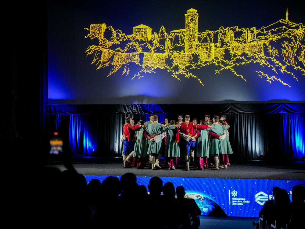 <p>Bar je od 22. do 24. septembra bio domaćin Festivala nauke i inovacija 2026, koji su organizovali Ministarstvo prosvjete, nauke i inovacija (MPNI) i kompanija Five Group, pod sloganom &bdquo;Nauka putuje, inovacije povezuju&ldquo;. Tokom tri dana okupio je učenike iz svih krajeva zemlje, istraživače, inovatore, obrazovne ustanove i institucije. Posebnu pažnju publike privukli su roboti, vještačka inteligencija, virtuelna realnost i brojni interaktivni eksperimenti.</p>