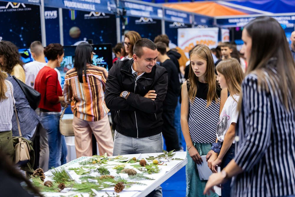 <p>Bar je od 22. do 24. septembra bio domaćin Festivala nauke i inovacija 2026, koji su organizovali Ministarstvo prosvjete, nauke i inovacija (MPNI) i kompanija Five Group, pod sloganom &bdquo;Nauka putuje, inovacije povezuju&ldquo;. Tokom tri dana okupio je učenike iz svih krajeva zemlje, istraživače, inovatore, obrazovne ustanove i institucije. Posebnu pažnju publike privukli su roboti, vještačka inteligencija, virtuelna realnost i brojni interaktivni eksperimenti.</p>