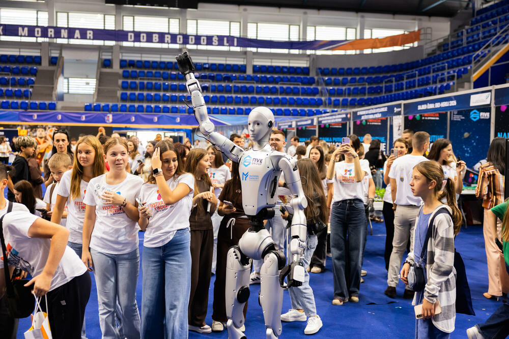 <p>Bar je od 22. do 24. septembra bio domaćin Festivala nauke i inovacija 2026, koji su organizovali Ministarstvo prosvjete, nauke i inovacija (MPNI) i kompanija Five Group, pod sloganom &bdquo;Nauka putuje, inovacije povezuju&ldquo;. Tokom tri dana okupio je učenike iz svih krajeva zemlje, istraživače, inovatore, obrazovne ustanove i institucije. Posebnu pažnju publike privukli su roboti, vještačka inteligencija, virtuelna realnost i brojni interaktivni eksperimenti.</p>