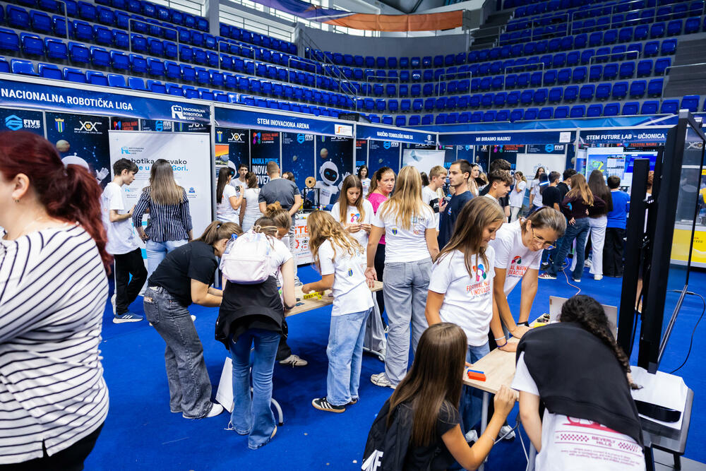 <p>Bar je od 22. do 24. septembra bio domaćin Festivala nauke i inovacija 2026, koji su organizovali Ministarstvo prosvjete, nauke i inovacija (MPNI) i kompanija Five Group, pod sloganom &bdquo;Nauka putuje, inovacije povezuju&ldquo;. Tokom tri dana okupio je učenike iz svih krajeva zemlje, istraživače, inovatore, obrazovne ustanove i institucije. Posebnu pažnju publike privukli su roboti, vještačka inteligencija, virtuelna realnost i brojni interaktivni eksperimenti.</p>
