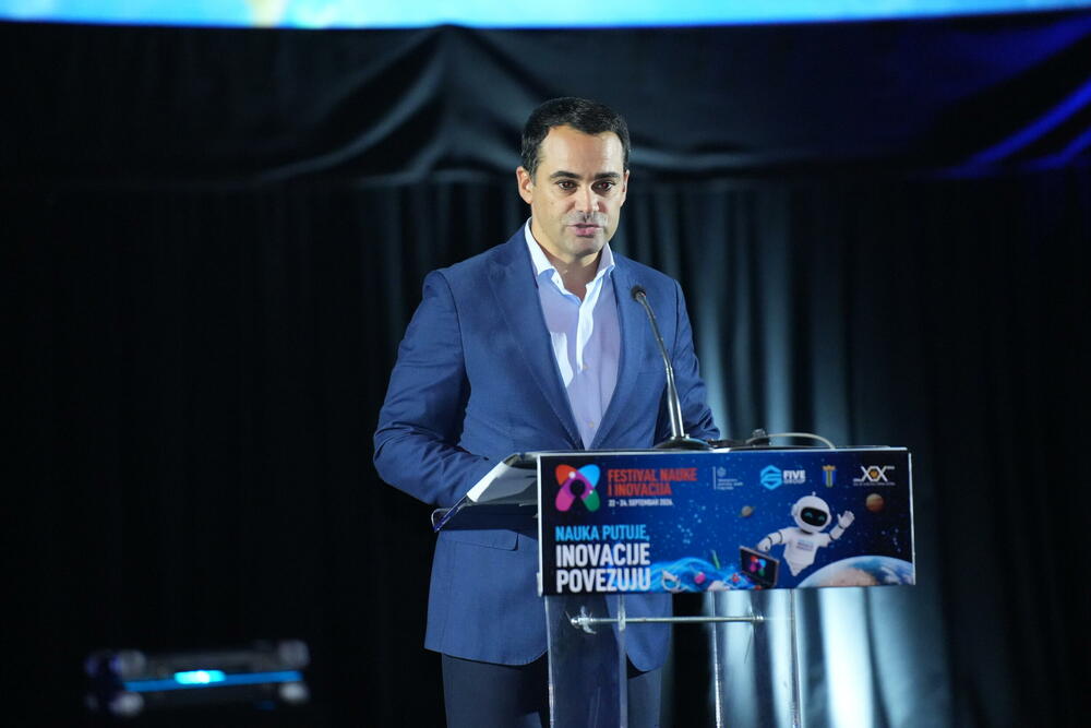 <p>Bar je od 22. do 24. septembra bio domaćin Festivala nauke i inovacija 2026, koji su organizovali Ministarstvo prosvjete, nauke i inovacija (MPNI) i kompanija Five Group, pod sloganom &bdquo;Nauka putuje, inovacije povezuju&ldquo;. Tokom tri dana okupio je učenike iz svih krajeva zemlje, istraživače, inovatore, obrazovne ustanove i institucije. Posebnu pažnju publike privukli su roboti, vještačka inteligencija, virtuelna realnost i brojni interaktivni eksperimenti.</p>