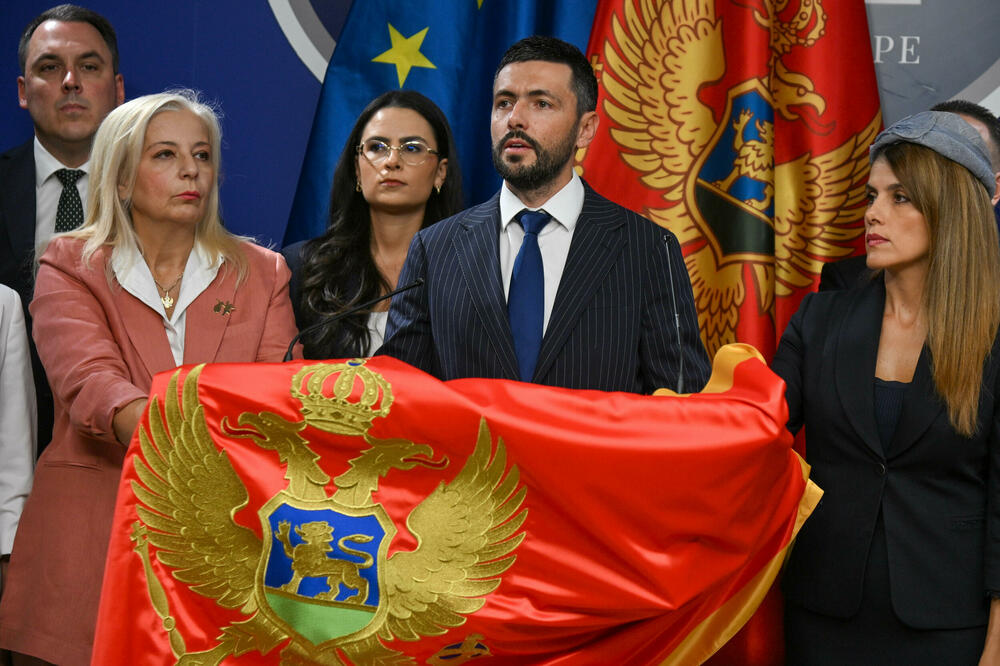 Sjednica o Mandiću uslov svih uslova: poslanici DPS-a, Foto: Risto Bozovic