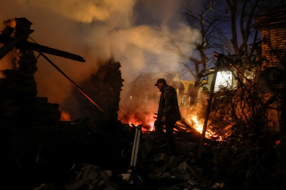 Ukrajinski vojnik traži suprugu i njenu majku na mjestu njihove kuće pogođene ruskim dronom u Kijevu, Foto: Reuters