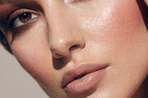Rumenilo se seli prema sljepoočnicama: renesansni beauty trend...