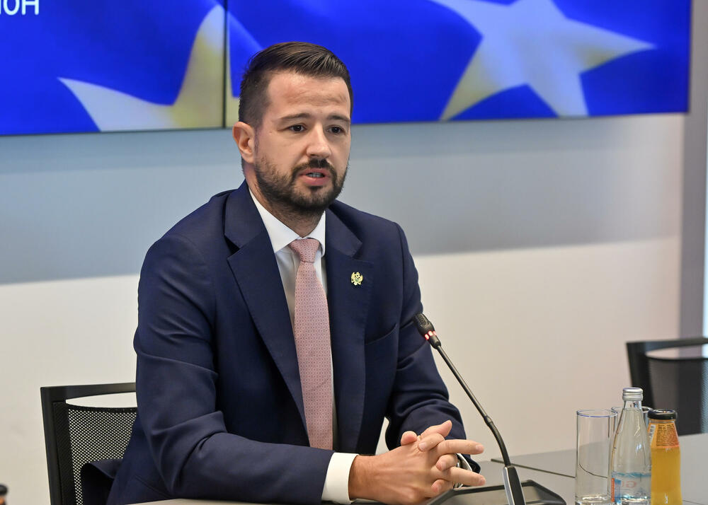 Euro model okrugli sto, okrugli sto Euro model