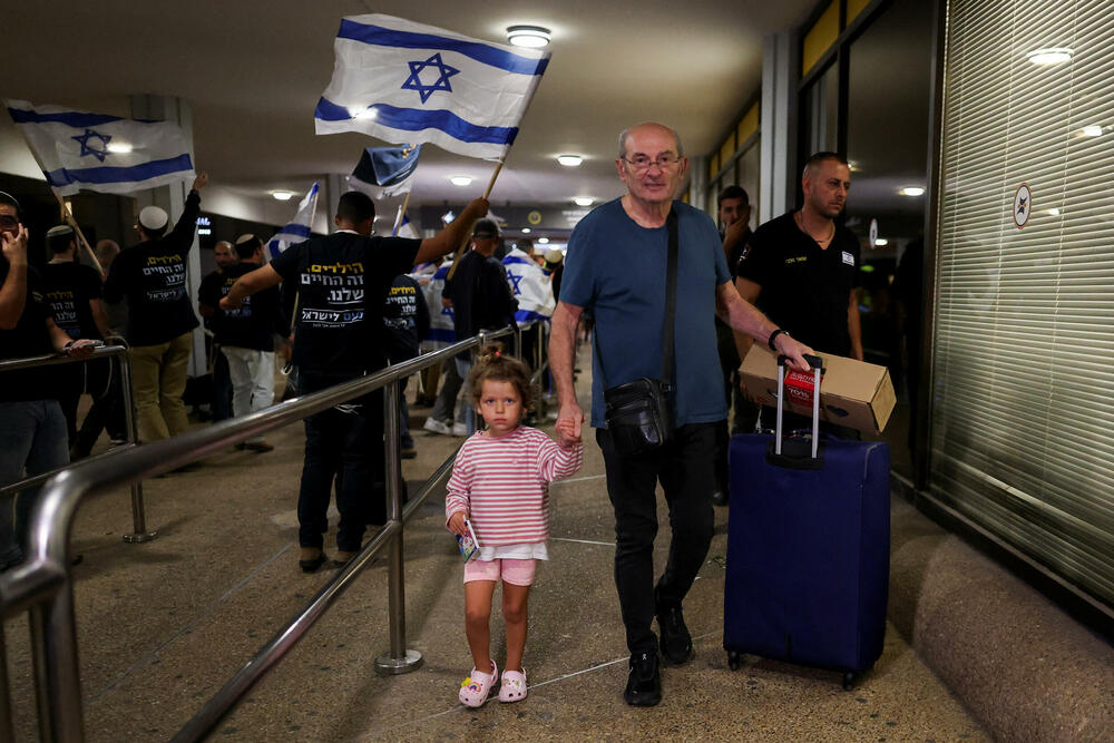 Putnici sa leta Flajdubaija po dolasku na aerodrom Ben Gurion kod Tel Aviva