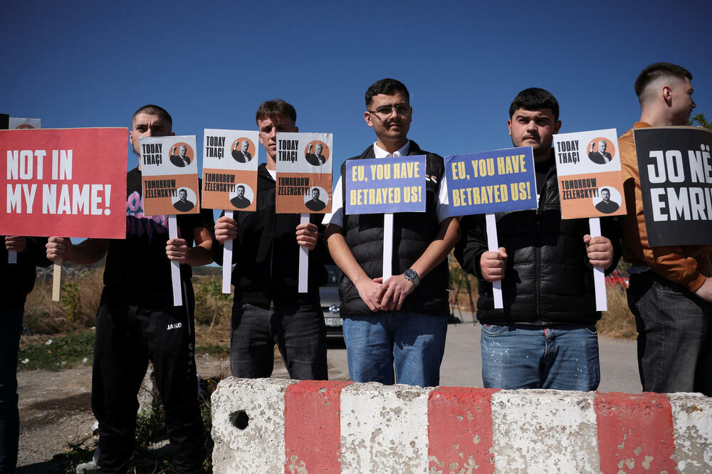 Protesti na aerodromu u Prištini uoči dolaska Fon der Lajen, Foto: REUTERS