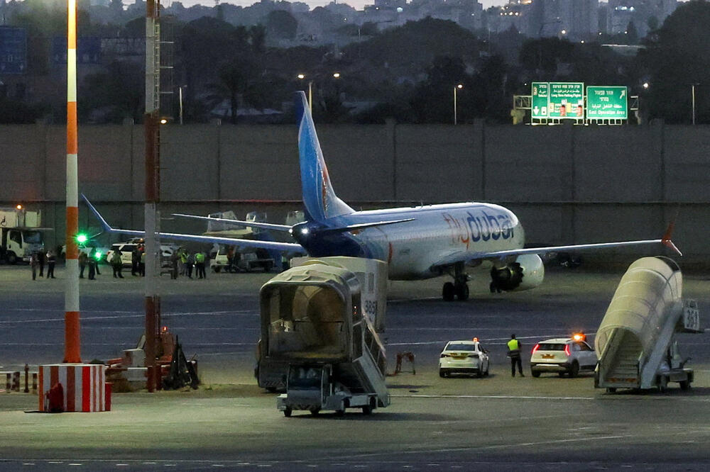 Avion sa putnicima sa preusmjerenog leta Flajdubaija po dolasku na aerodrom Ben Gurion kod Tel Aviva, Foto: Reuters