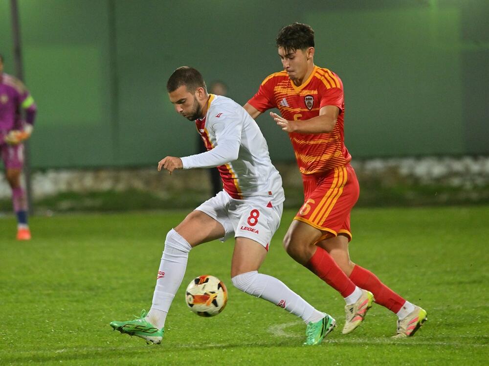 <p>Crna Gora povela nakon fenomenalne akcije namlađih, Makedonci izjednačili iz penala (1:1)</p>