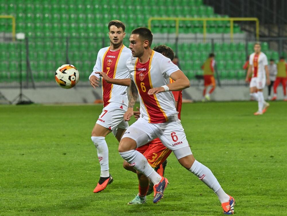 <p>Crna Gora povela nakon fenomenalne akcije namlađih, Makedonci izjednačili iz penala (1:1)</p>