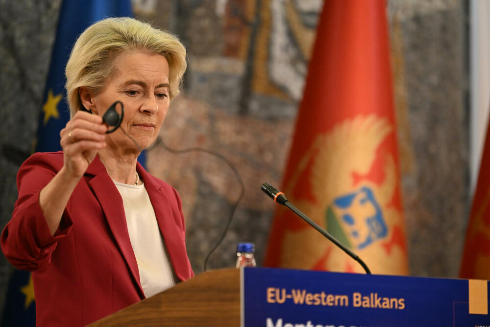 <p>"Pristupanje je zasnovano na zaslugama, ali ne treba da bude sporo. Zato ćemo uskoro predstaviti mape puta za najnaprednije kandidate, gdje je i Crna Gora, da vidimo šta ko treba da uradi i do kada", najavila je predsjednica Evropske komisije</p>  <p>Na pitanje da li će aktuelna politička kriza ugroziti plan da do kraja godine Crna Gora zatvori sva pregovaračka poglavlja, fon der Lajen je odgovorila da je potrebna široka podrška svih političkih partija i da treba da zadrže fokus na putu ka EU</p>