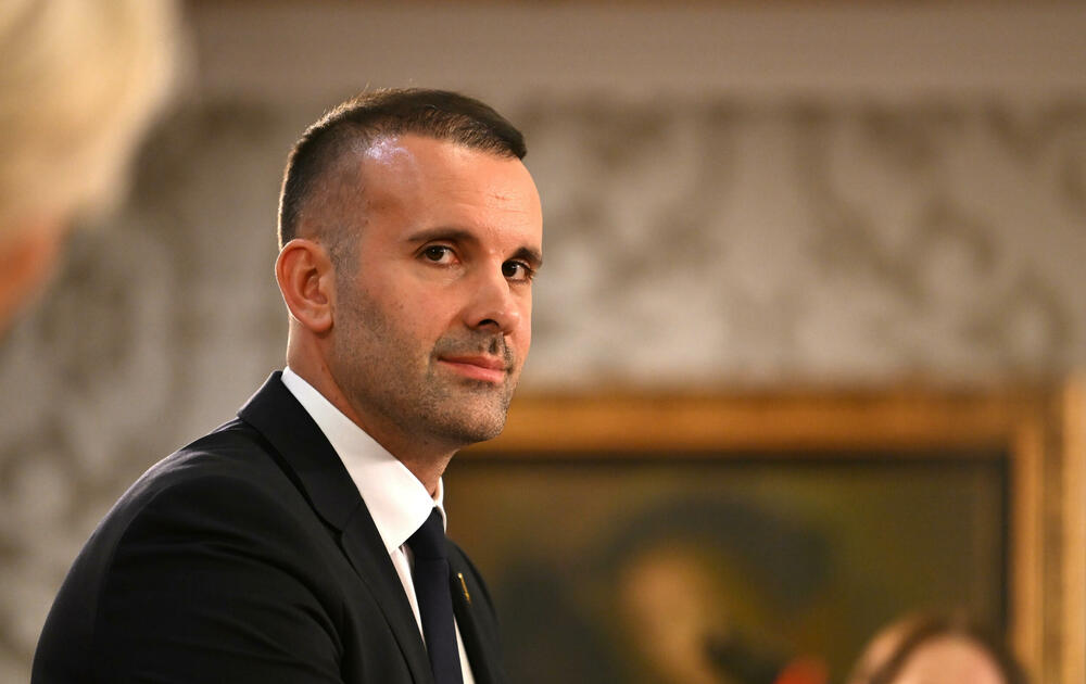 <p>"Pristupanje je zasnovano na zaslugama, ali ne treba da bude sporo. Zato ćemo uskoro predstaviti mape puta za najnaprednije kandidate, gdje je i Crna Gora, da vidimo šta ko treba da uradi i do kada", najavila je predsjednica Evropske komisije</p>  <p>Na pitanje da li će aktuelna politička kriza ugroziti plan da do kraja godine Crna Gora zatvori sva pregovaračka poglavlja, fon der Lajen je odgovorila da je potrebna široka podrška svih političkih partija i da treba da zadrže fokus na putu ka EU</p>