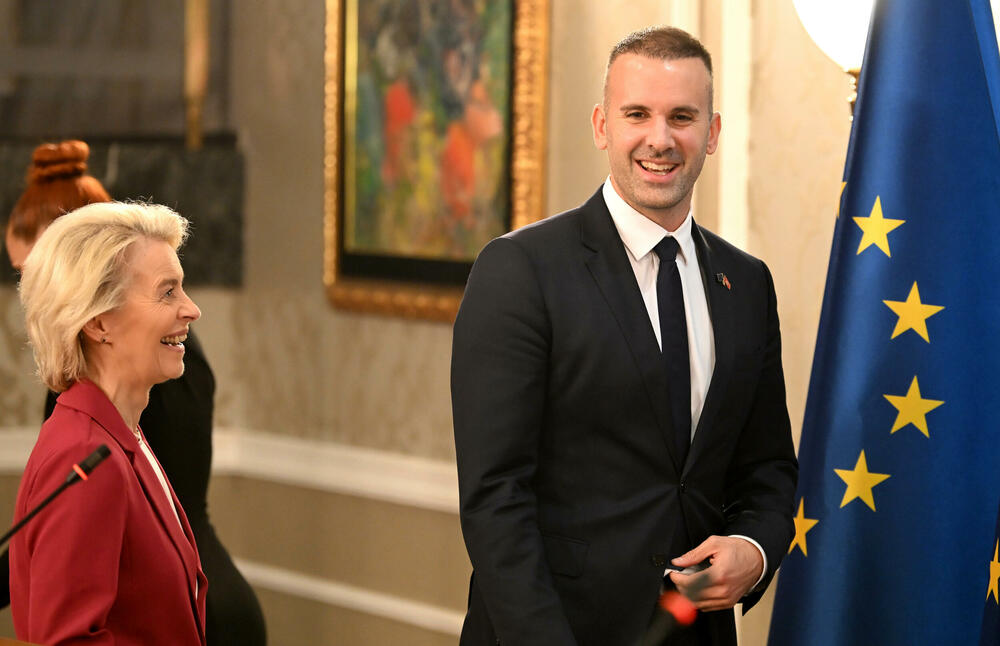 <p>"Pristupanje je zasnovano na zaslugama, ali ne treba da bude sporo. Zato ćemo uskoro predstaviti mape puta za najnaprednije kandidate, gdje je i Crna Gora, da vidimo šta ko treba da uradi i do kada", najavila je predsjednica Evropske komisije</p>  <p>Na pitanje da li će aktuelna politička kriza ugroziti plan da do kraja godine Crna Gora zatvori sva pregovaračka poglavlja, fon der Lajen je odgovorila da je potrebna široka podrška svih političkih partija i da treba da zadrže fokus na putu ka EU</p>