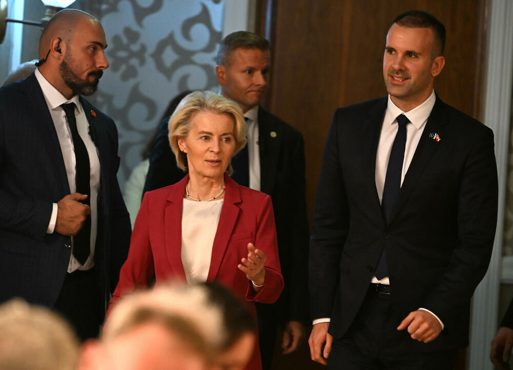 <p>"Pristupanje je zasnovano na zaslugama, ali ne treba da bude sporo. Zato ćemo uskoro predstaviti mape puta za najnaprednije kandidate, gdje je i Crna Gora, da vidimo šta ko treba da uradi i do kada", najavila je predsjednica Evropske komisije</p>  <p>Na pitanje da li će aktuelna politička kriza ugroziti plan da do kraja godine Crna Gora zatvori sva pregovaračka poglavlja, fon der Lajen je odgovorila da je potrebna široka podrška svih političkih partija i da treba da zadrže fokus na putu ka EU</p>