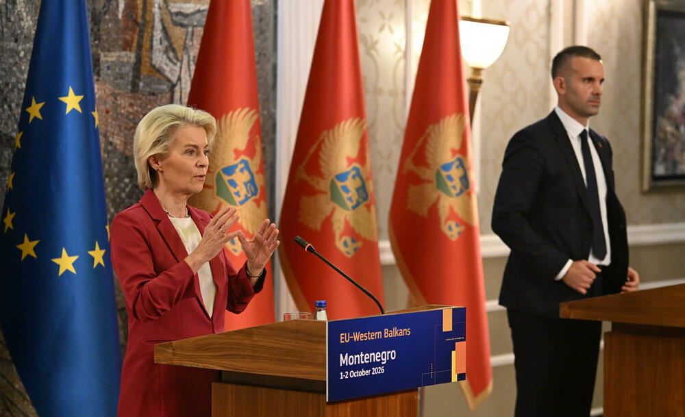 <p>"Pristupanje je zasnovano na zaslugama, ali ne treba da bude sporo. Zato ćemo uskoro predstaviti mape puta za najnaprednije kandidate, gdje je i Crna Gora, da vidimo šta ko treba da uradi i do kada", najavila je predsjednica Evropske komisije</p>  <p>Na pitanje da li će aktuelna politička kriza ugroziti plan da do kraja godine Crna Gora zatvori sva pregovaračka poglavlja, fon der Lajen je odgovorila da je potrebna široka podrška svih političkih partija i da treba da zadrže fokus na putu ka EU</p>
