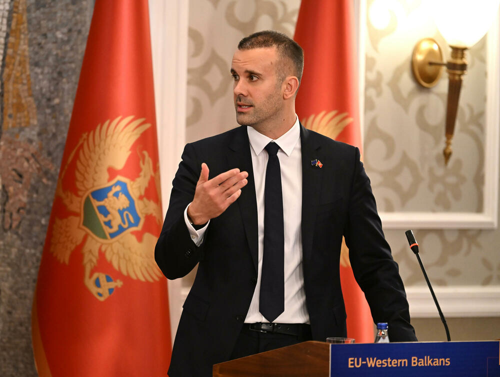 <p>"Pristupanje je zasnovano na zaslugama, ali ne treba da bude sporo. Zato ćemo uskoro predstaviti mape puta za najnaprednije kandidate, gdje je i Crna Gora, da vidimo šta ko treba da uradi i do kada", najavila je predsjednica Evropske komisije</p>  <p>Na pitanje da li će aktuelna politička kriza ugroziti plan da do kraja godine Crna Gora zatvori sva pregovaračka poglavlja, fon der Lajen je odgovorila da je potrebna široka podrška svih političkih partija i da treba da zadrže fokus na putu ka EU</p>