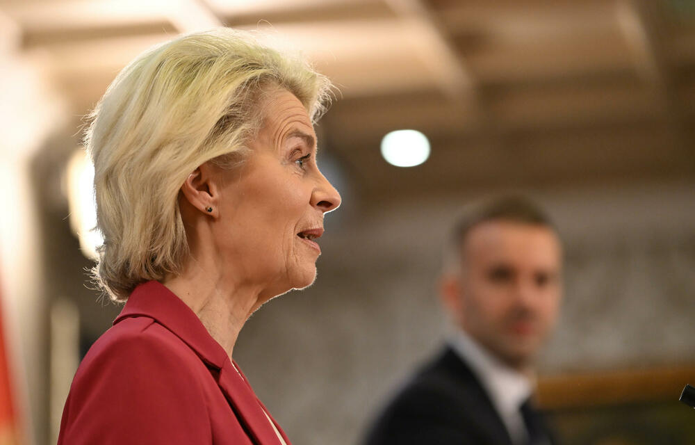 <p>"Pristupanje je zasnovano na zaslugama, ali ne treba da bude sporo. Zato ćemo uskoro predstaviti mape puta za najnaprednije kandidate, gdje je i Crna Gora, da vidimo šta ko treba da uradi i do kada", najavila je predsjednica Evropske komisije</p>  <p>Na pitanje da li će aktuelna politička kriza ugroziti plan da do kraja godine Crna Gora zatvori sva pregovaračka poglavlja, fon der Lajen je odgovorila da je potrebna široka podrška svih političkih partija i da treba da zadrže fokus na putu ka EU</p>