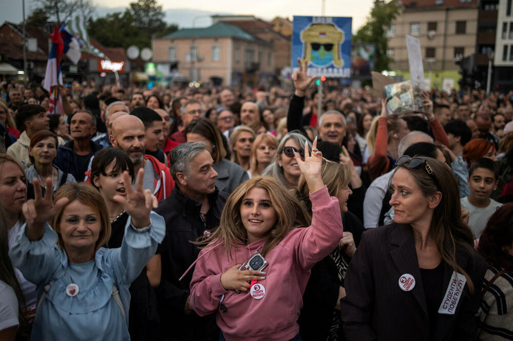 Građani dočekuju studente u Kragujevcu u okviru predizborne kampanje, Foto: REUTERS
