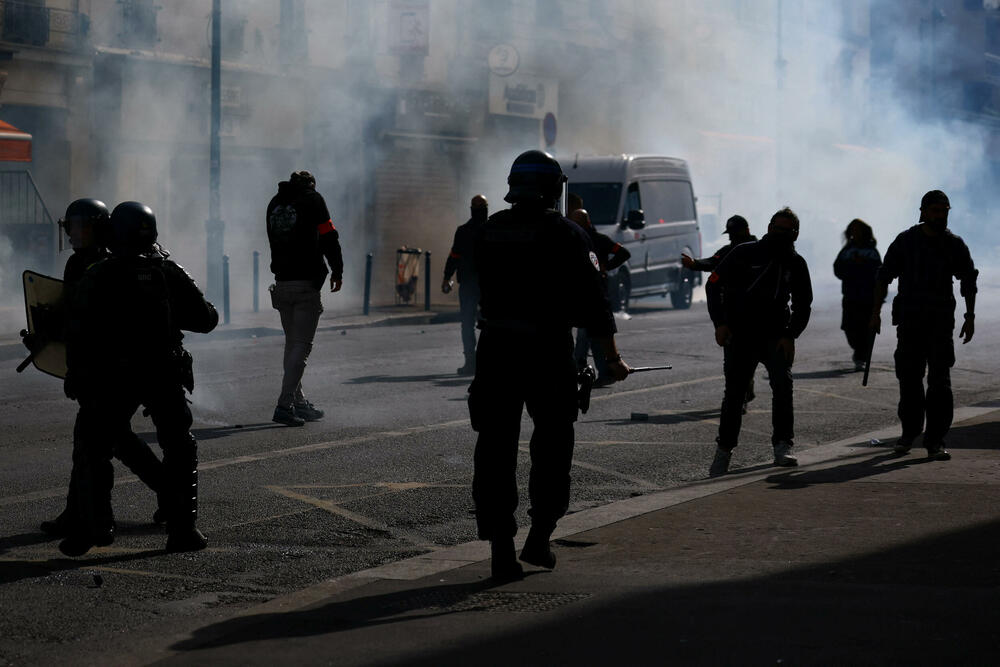<p>Suzavac je prekrio ulice istočnog grada Strazbura, u Marseju na jugu vatromet je ispaljivan prema policijskim kordonima, dok su u Renu na zapadu zapaljeni kontejneri za smeće</p>