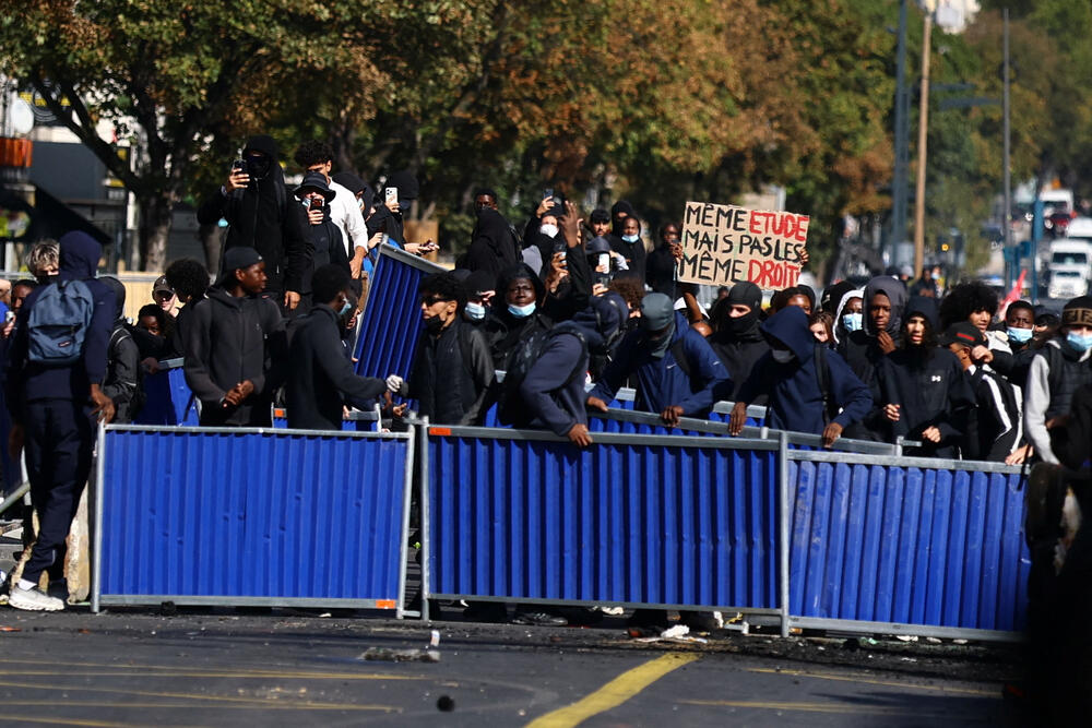 <p>Suzavac je prekrio ulice istočnog grada Strazbura, u Marseju na jugu vatromet je ispaljivan prema policijskim kordonima, dok su u Renu na zapadu zapaljeni kontejneri za smeće</p>