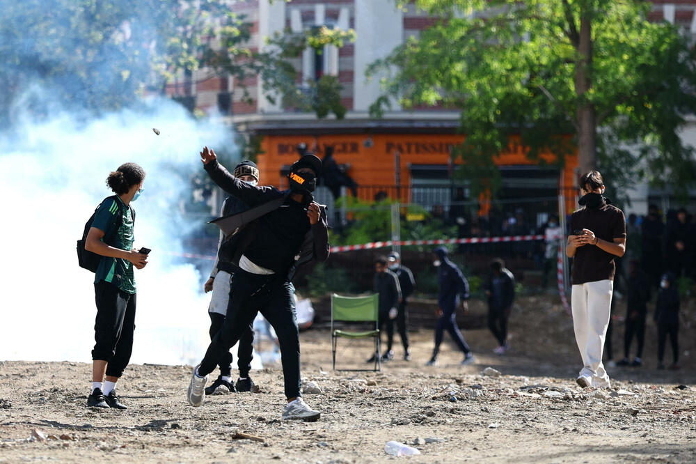 <p>Suzavac je prekrio ulice istočnog grada Strazbura, u Marseju na jugu vatromet je ispaljivan prema policijskim kordonima, dok su u Renu na zapadu zapaljeni kontejneri za smeće</p>