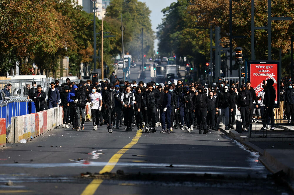 <p>Suzavac je prekrio ulice istočnog grada Strazbura, u Marseju na jugu vatromet je ispaljivan prema policijskim kordonima, dok su u Renu na zapadu zapaljeni kontejneri za smeće</p>