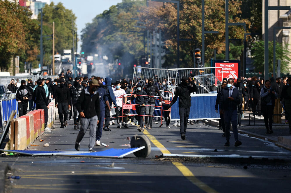 <p>Suzavac je prekrio ulice istočnog grada Strazbura, u Marseju na jugu vatromet je ispaljivan prema policijskim kordonima, dok su u Renu na zapadu zapaljeni kontejneri za smeće</p>
