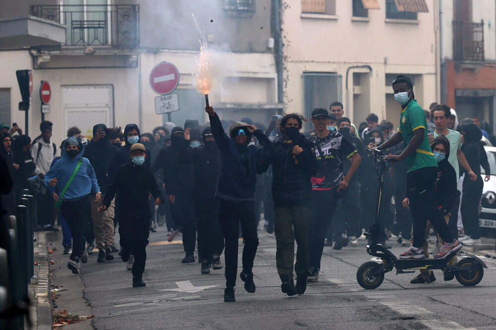 <p>Suzavac je prekrio ulice istočnog grada Strazbura, u Marseju na jugu vatromet je ispaljivan prema policijskim kordonima, dok su u Renu na zapadu zapaljeni kontejneri za smeće</p>