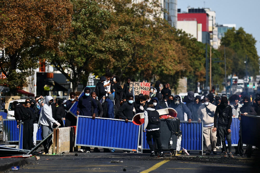 <p>Suzavac je prekrio ulice istočnog grada Strazbura, u Marseju na jugu vatromet je ispaljivan prema policijskim kordonima, dok su u Renu na zapadu zapaljeni kontejneri za smeće</p>