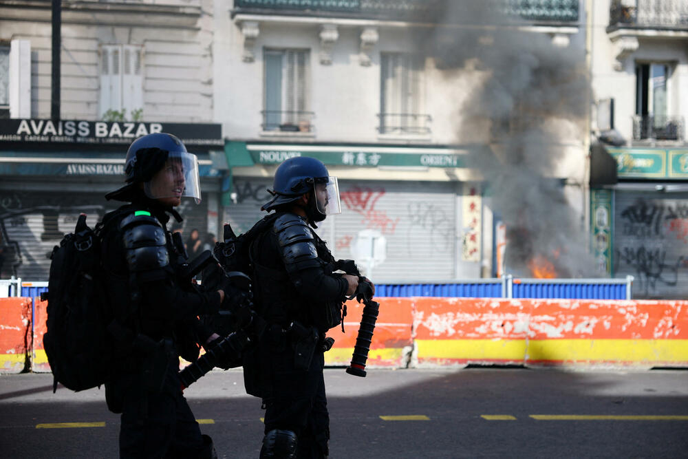 <p>Suzavac je prekrio ulice istočnog grada Strazbura, u Marseju na jugu vatromet je ispaljivan prema policijskim kordonima, dok su u Renu na zapadu zapaljeni kontejneri za smeće</p>