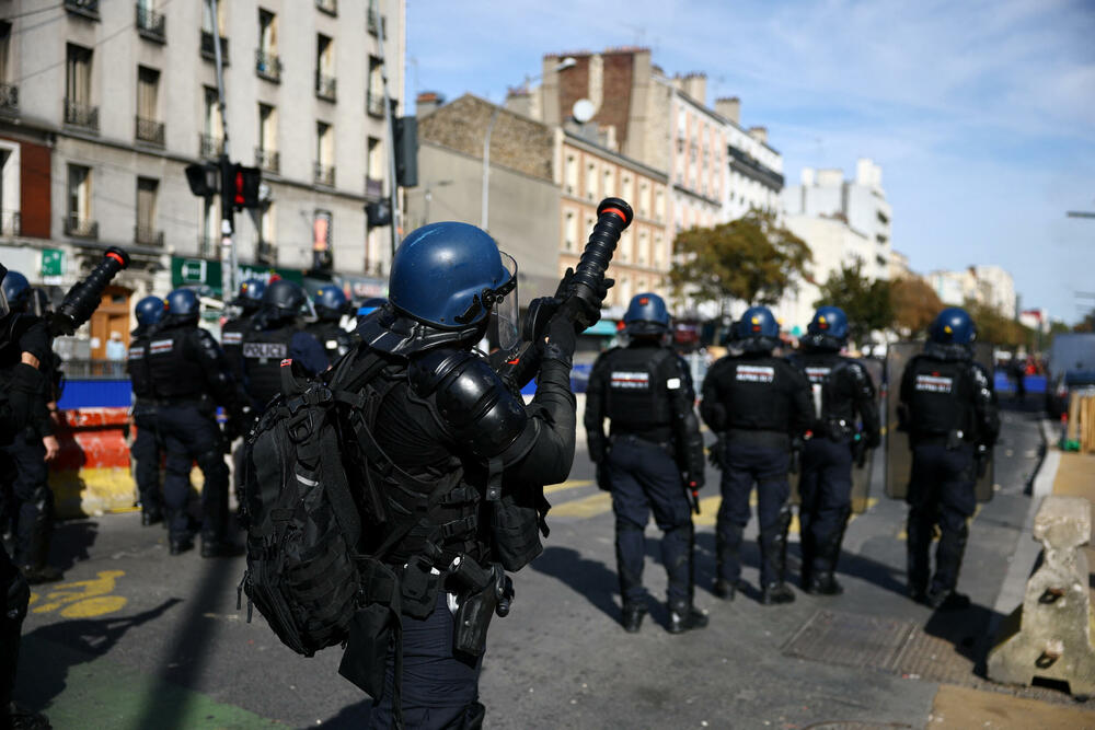 <p>Suzavac je prekrio ulice istočnog grada Strazbura, u Marseju na jugu vatromet je ispaljivan prema policijskim kordonima, dok su u Renu na zapadu zapaljeni kontejneri za smeće</p>