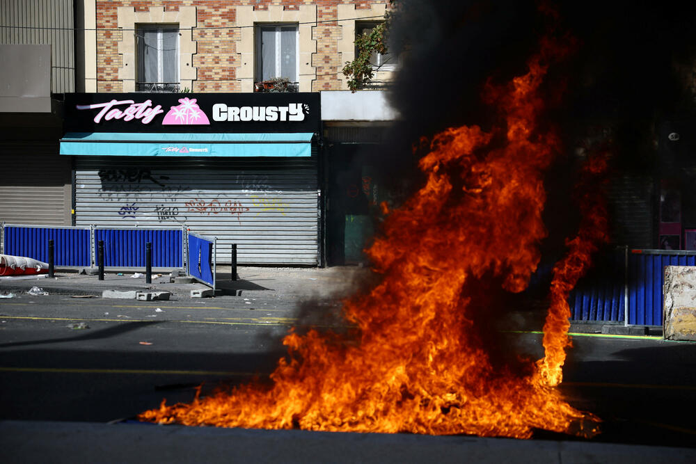 <p>Suzavac je prekrio ulice istočnog grada Strazbura, u Marseju na jugu vatromet je ispaljivan prema policijskim kordonima, dok su u Renu na zapadu zapaljeni kontejneri za smeće</p>