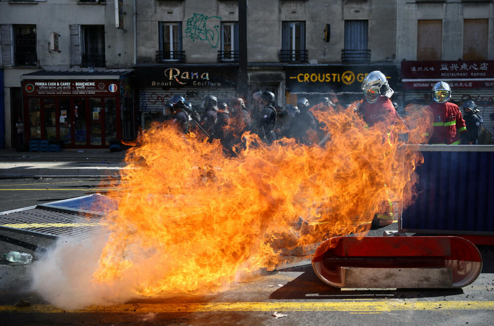 <p>Suzavac je prekrio ulice istočnog grada Strazbura, u Marseju na jugu vatromet je ispaljivan prema policijskim kordonima, dok su u Renu na zapadu zapaljeni kontejneri za smeće</p>