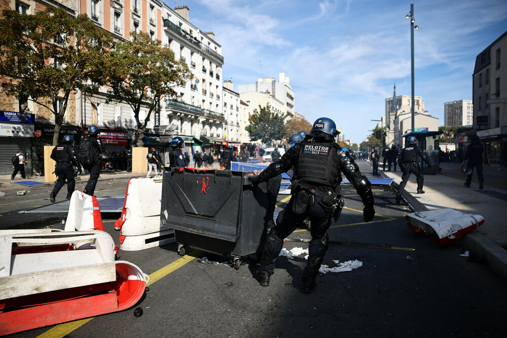 <p>Suzavac je prekrio ulice istočnog grada Strazbura, u Marseju na jugu vatromet je ispaljivan prema policijskim kordonima, dok su u Renu na zapadu zapaljeni kontejneri za smeće</p>