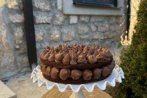 Čokoladna torta sa višnjama: bogat krem i sočan biskvit za savršen...
